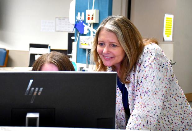 Dawn Rithmiller of Bethesda Home, Webster assists an employee at the nurses’ station April 30. As the director of nursing for that organization, Rithmiller has been given the Leadership of Excellence award from the South Dakota Association of Healthcare Organizations.