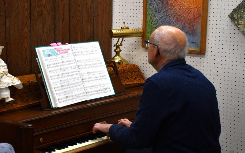 Mark Levsen played the piano as community members tied blankets and enjoyed festive snacks Nov. 30 at Day Count Arts Center during their annual Christmas kickoff event. Levsen played Christmas music and other holiday-themed songs while people waited for the tree lighting ceremony. Reporter &amp;amp; Farmer | Connor Handrahan