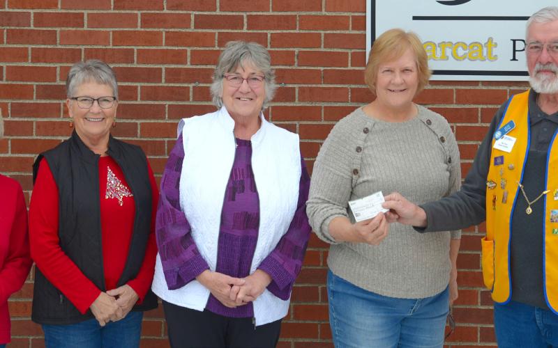 Lions donate to food pantry
