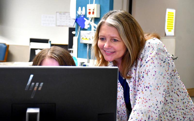 Dawn Rithmiller of Bethesda Home, Webster assists an employee at the nurses’ station April 30. As the director of nursing for that organization, Rithmiller has been given the Leadership of Excellence award from the South Dakota Association of Healthcare Organizations.