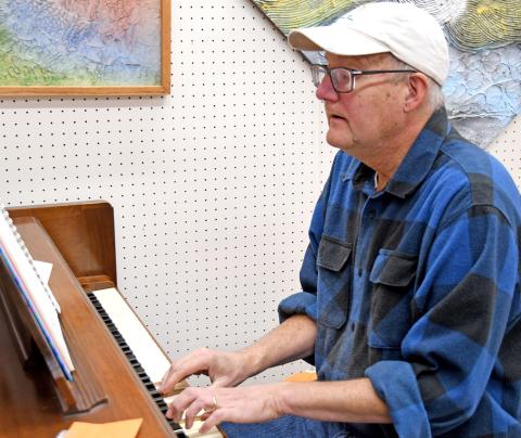 Mark Levsen plays a piano during the Day County Arts Council’s Christmas Tree lighting event Dec. 1 for the enjoyment of those attending. Reporter &amp; Farmer | Amanda Dulitz