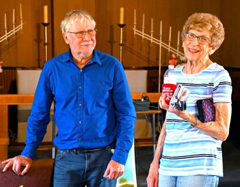 Syndicated columnist and author Jerry Nelson talks with Webster’s Marilyn De-Spiegler Aug. 6 at a fundraising event for the center. Nelson gave a 30-plus minute presentation, sharing a mix of comedic tales from throughout his life. Reporter &amp; Farmer | Amanda Dulitz