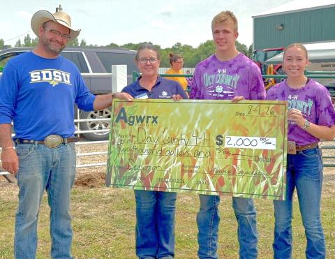 4-Hers receive donation