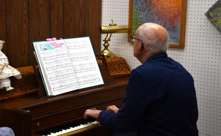 Mark Levsen played the piano as community members tied blankets and enjoyed festive snacks Nov. 30 at Day Count Arts Center during their annual Christmas kickoff event. Levsen played Christmas music and other holiday-themed songs while people waited for the tree lighting ceremony. Reporter &amp; Farmer | Connor Handrahan